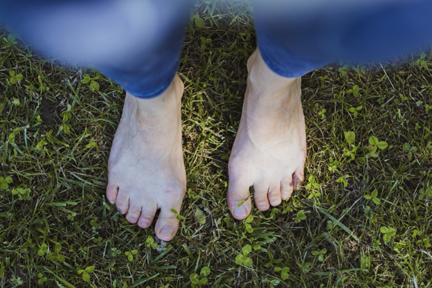 Marcher pieds nus : les bienfaits du “earthing”